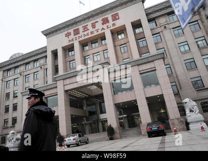 --FILE--un personnel de sécurité chinois monte la garde au siège de Chine Minmetals Corporation à Beijing, Chine, 13 février 2009. China Minmetal Banque D'Images