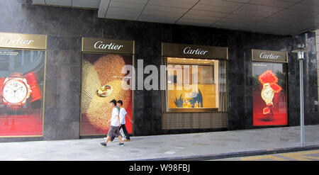 --File--piétons devant une boutique Cartier à Shenzhen, Chine du Sud la province du Guangdong, le 14 juin 2011. L'horloger et joaillier de luxe Cartier a Banque D'Images