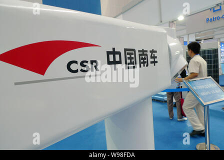 --FILE--un visiteur passe devant un modèle qui s'affiche sur le stand de la RSE au cours d'une société juste à Tianjin, Chine, 28 mai 2011. Les plans de la société en matière de RSE Banque D'Images