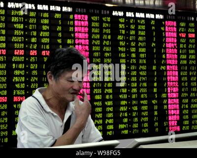 Un investisseur chinois se penche sur le prix des actions (vert pour la baisse des prix) à une maison de courtage de l'est de Hangzhou, province de Zhejiang, Chine 13 septembre Banque D'Images