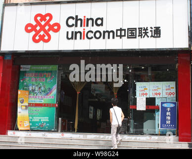 --FILE--un résident local entre dans un hall d'affaires de China Unicom à Chongqing, Chine, 30 mars 2011. China Unicom (Hong Kong) Ltd., Chinas deuxième- Banque D'Images