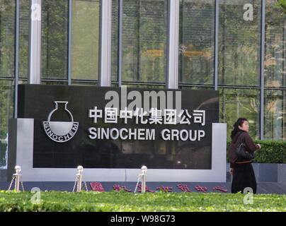 --File--un piéton passe devant le siège de Sinochem Group à Beijing, Chine, 8 juillet 2011. Chines Sinochem Corp envisage d'augmenter jusqu'à 35 b Banque D'Images