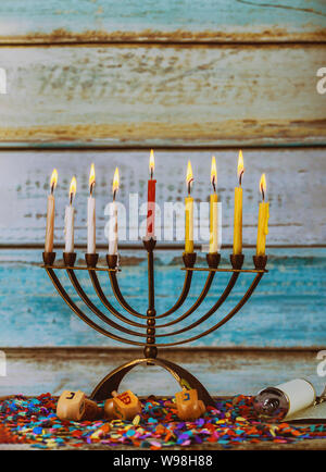 Bougies colorées émanant d'une des bougies de Hanoukka dans une menorah Banque D'Images