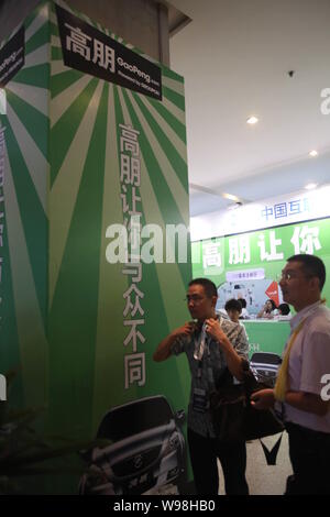 --File--personnes visitent le stand de l'Gaopeng.com, bras chinois de Groupon, lors de la Conférence 2011 de l'Internet de la Chine à Beijing, Chine, 23 août 2011. Banque D'Images