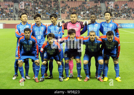 Joueurs de football de Chines Shanghai Shenhua posent pour des photos avant la compétition contre Australias Sydney FC pendant un match du groupe H de la Champions de l'AFC Le Banque D'Images
