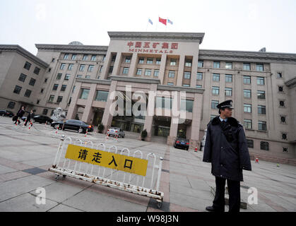 --FILE--un personnel de sécurité chinois monte la garde en face du siège de la Chine Minmetals Corporation à Beijing, Chine, 13 février 2009. Minme Banque D'Images