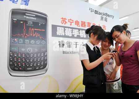 --FILE--une vendeuse présente BlackBerry 8910 Curve aux clients à un Suning appliance accueil chain store à Beijing, Chine, 19 juin 20 Banque D'Images