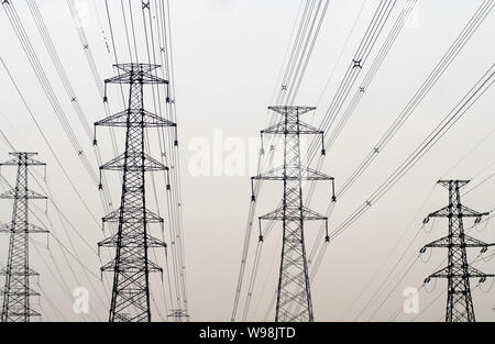 --FILE--View de pylônes et fils électriques à haute tension à Beijing, Chine, 3 novembre 2011. La Chine, les mondes plus grand utilisateur d'énergie, augmentation de la vente au détail Banque D'Images