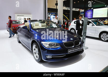 --FILE--visiteurs regarder une BMW 325i convertible au cours d'une auto show de Haikou City, province de Hainan, Chine du Sud le 15 septembre 2011. BMW s'attend à ce que l'éco Banque D'Images