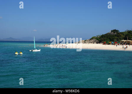 --FILE--touristes jouent sur la plage sur l'île de Wuzhizhou dans la ville de Sanya, province de Hainan, Chine du Sud 11 décembre 2009. Hainan, une île en province Banque D'Images