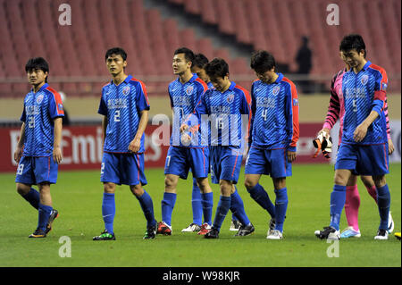 Joueurs de football de Chines Shanghai Shenhua quitter le tribunal après avoir été défait par Australias Sydney FC pendant un match du groupe H de la Champions AFC Lea Banque D'Images