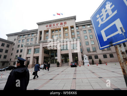 --FILE--un personnel de sécurité chinois monte la garde au siège de Chine Minmetals Corporation à Beijing, Chine, 13 février 2009. China Minmetal Banque D'Images