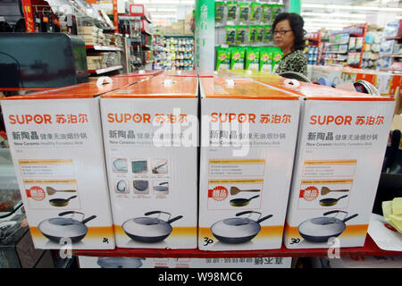 --FILE--un client chinois marche dernières Supor grils en vente dans un supermarché à Shanghai, Chine, le 20 octobre 2011. Fabricant Français de petits les Banque D'Images