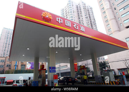 Les voitures sont être ravitaillé à une station de la CNPC (China National Petroleum Corporation), la société mère de PetroChina, à Shanghai, Chine, le 2 mars 201 Banque D'Images