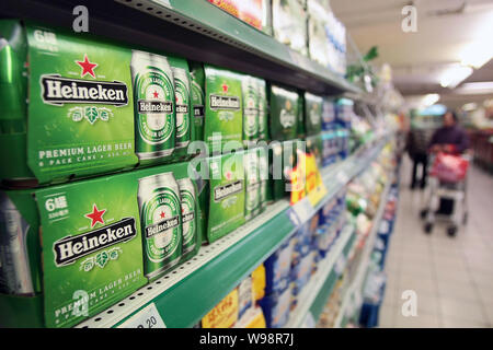 --File--canettes de Heineken sont en vente dans un supermarché à Shanghai, Chine, 14 mars 2011. International de premier producteur de bière Heineken est le recul Banque D'Images