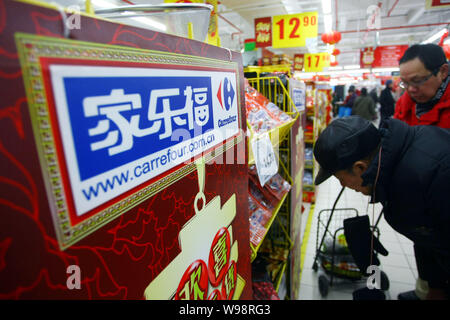 --FILE--les clients chinois sont des achats dans un supermarché Carrefour à Shanghai, Chine, le 27 janvier 2011. France-plan Carrefour Banque D'Images