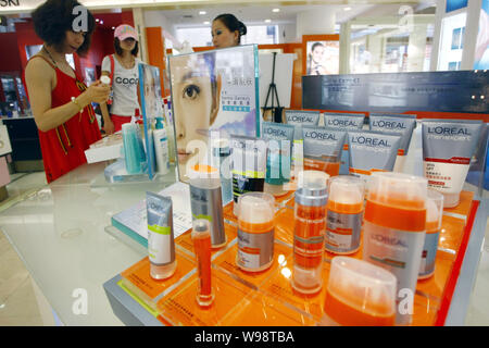 ---Fichier-clients chinois acheter LOreal et les produits de beauté à un centre commercial à Shanghai, Chine, le 15 juillet 2010. La Chine est de réduire la taxe d'importation Banque D'Images