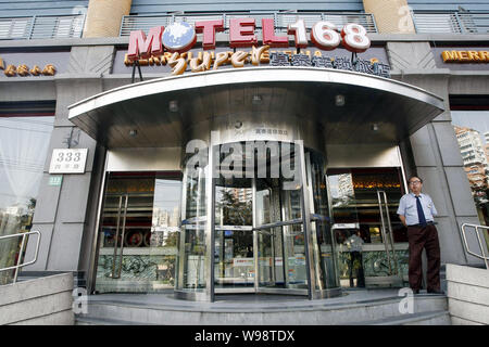 --FILE--un personnel de sécurité chinois monte la garde à l'extérieur d'un Motel 168 hotel à Shanghai, Chine, 24 mai 2010. Les soumissions finales soumises à Shanghai Banque D'Images