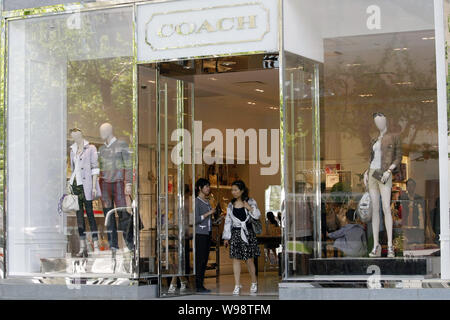 --FILE--un client entre dans un magasin de l'entraîneur de la Hong Kong Plaza à Shanghai, Chine, le 12 mai 2010. Le New York la marque de mode haut de gamme Coach a Banque D'Images