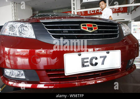 --File--un acheteur voiture chinoise Geely Emgrand ressemble à un CE7 à un concessionnaire Geely à Shanghai, Chine, le 4 août 2010. Zhejiang Geely Holding Group Co. Banque D'Images