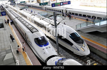 --FILE--CRH (China railway High-speed trains) sont illustrés à la gare de Nanjing à Nanjing city, province de Jiangsu, Chine de l'Est, 1 juillet 2010. Banque D'Images