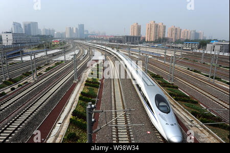 --FILE--UN CRH (China railway train à grande vitesse) quitte la gare sud de Beijing pour Shanghai sur le chemin de fer à grande vitesse Beijing-Shanghai pendant Banque D'Images