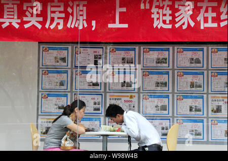 --FILE--un agent immobilier signe une entente avec un résident à une agence immobilière de lien Accueil à Beijing, Chine, 24 juillet 2011. Un total de 177 Banque D'Images