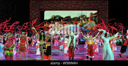 Vue d'un spectacle culturel au cours de la cérémonie de clôture de la 26e Universiade d'été à Shenzhen, Chine du sud, la province de Guangdong, Chine, 23 août 2 Banque D'Images