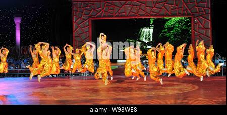 Performance Kongfu chinois au cours de la cérémonie de clôture de la 26e Universiade d'été à Shenzhen, Chine du sud, la province de Guangdong, Chine, 23 août 2011. Banque D'Images