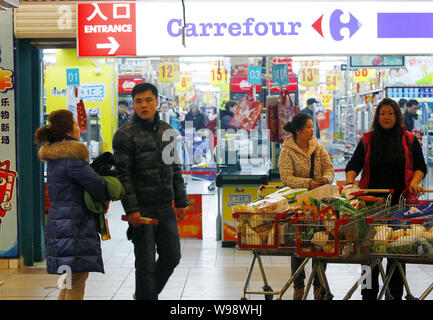 --FILE--les clients chinois sont des achats dans un supermarché Carrefour à Changchun city, province de Jilin, en Chine du Nord-Est 24 janvier 2011. Détail français Banque D'Images