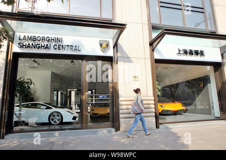 --FILE--Une femme chinoise passe devant un concessionnaire Lamborghini à Shanghai, Chine, 9 novembre 2010. La Chine pourrait devenir le premier marché pour Italia Banque D'Images