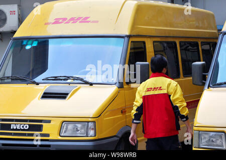 --File--un personnel chinois est vu par un camion de livraison de DHL à Shanghai, Chine, 24 novembre 2009. DHL Global Forwarding, l'unité de fret de la Deutsche Banque D'Images