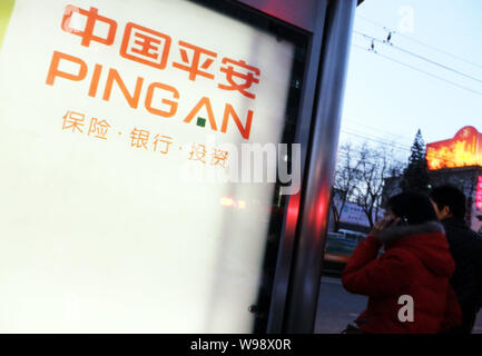 --FILE--Local des résidents chinois passe devant une publicité pour un Ping de Chine à Beijing, Chine, 15 décembre 2010. L'industrie de l'assurance des chines repor Banque D'Images