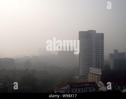 --File--un épais brouillard à Nanjing, Chine de l'est la province de Jiangsu, 1 novembre 2011. Des dizaines de milliers de personnes, dont plusieurs personnalités chinoises, hav Banque D'Images