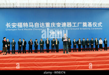 Alan Mulally, avant, président et directeur général de Ford Motor Company, prend la parole à la cérémonie de la transmission Chongqing ChangAn Ford Mazda P Banque D'Images
