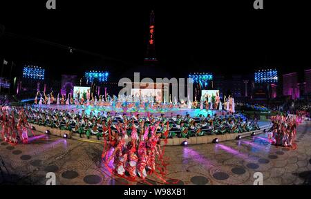 Vue d'un spectacle culturel au cours de la cérémonie de clôture de la 26e Universiade d'été à Shenzhen, Chine du sud, la province de Guangdong, Chine, 23 août 2 Banque D'Images
