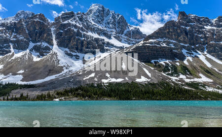 Crowfoot Mountain au lac Bow - une vue panoramique de printemps massive Crowfoot Mountain s'élevant au bord du lac Bow, Banff National Park, Alberta, Canada. Banque D'Images