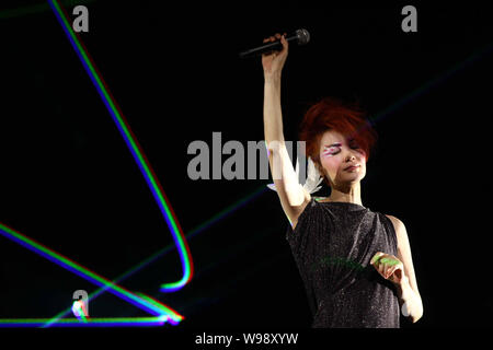 --FILE--chanteuse et actrice chinoise Faye Wong chante pendant son concert à Guangzhou, Guangdong, Chine du sud, ptovince 13 mai 2011. La star de cinéma de Hong Kong Banque D'Images