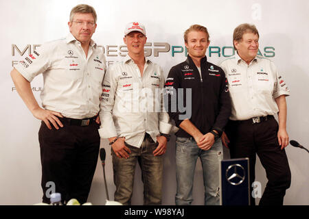 (De gauche) Ross Brawn, les pilotes de F1 allemand Michael Schumacher et Nico Rosberg, Norbert Haug de l'équipe Mercedes GP assister à une conférence de presse à Shang Banque D'Images