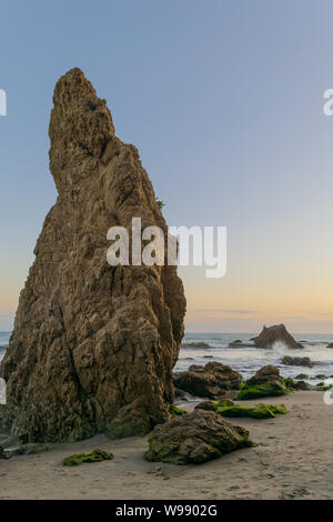 El Matador Beach park à Malibu en Californie, est très fréquenté par les touristes et habitants à une vue imprenable sur l'océan et des formations rocheuses uniques. Banque D'Images