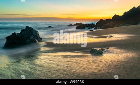 Pirates Cove est une petite plage tranquille et isolée près de Malibu en Californie du sud qui est seulement accessible à marée basse. Banque D'Images