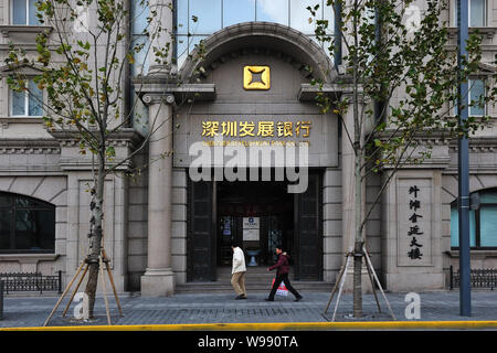 --File--piétons passent devant une succursale de la Banque de développement de Shenzhen au Bund à Shanghai, Chine, le 3 janvier 2010. Ping An Insurance (Group) Co. Banque D'Images