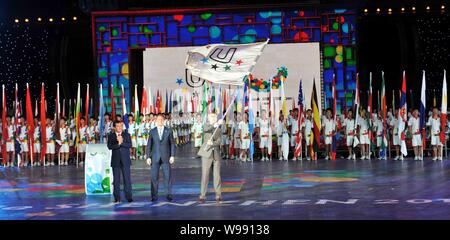 Un représentant de Kazan s'épanouit le drapeau de la FISU lors de la cérémonie de clôture de la 26e Universiade d'été à Shenzhen, Chine du sud, la province de Guangdong, Ch Banque D'Images