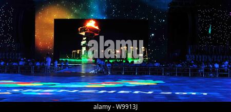 La flamme de l'Universiade doit être éteinte lors de la cérémonie de clôture de la 26e Universiade d'été à Shenzhen, Chine du sud de la province de Guangdong en Chine, 23 Banque D'Images