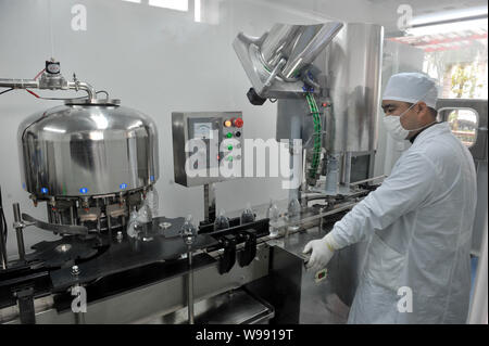 Un chercheur exploite une machine de traitement des eaux usées pour produire de l'eau potable au traitement des eaux usées de Yuzhong District, Chongqing, Chine, 16 Dece Banque D'Images