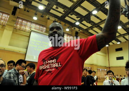 Ex-superstar de la NBA Shaquille ONeal assiste à une réunion des fans dans une école secondaire de Shanghai, Chine, 21 octobre 2011. Banque D'Images