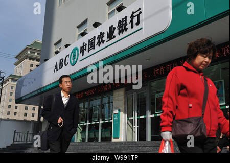 --File--piétons passent devant une succursale de la Banque agricole de Chine (ABC) à Lanzhou, province de Gansu, Chine du nord-ouest, 15 octobre 2011. Agriculture Banque D'Images