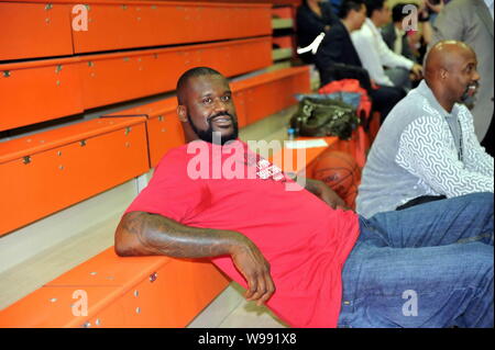 Ex-superstar de la NBA Shaquille ONeal sourit lors d'une réunion des fans dans une école secondaire de Shanghai, Chine, 21 octobre 2011. Banque D'Images