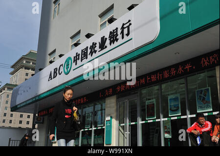 --File--piétons passent devant une succursale de la Banque agricole de Chine (ABC) à Lanzhou, province de Gansu, Chine du nord-ouest, 15 octobre 2011. Agriculture Banque D'Images