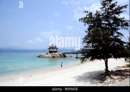 --File-- Vue sur la plage dans la ville de Sanya, province de Hainan, Chine du sud 13 avril 2010. Hainans gouverneur dit touristes nationaux à l'île bauvin Banque D'Images